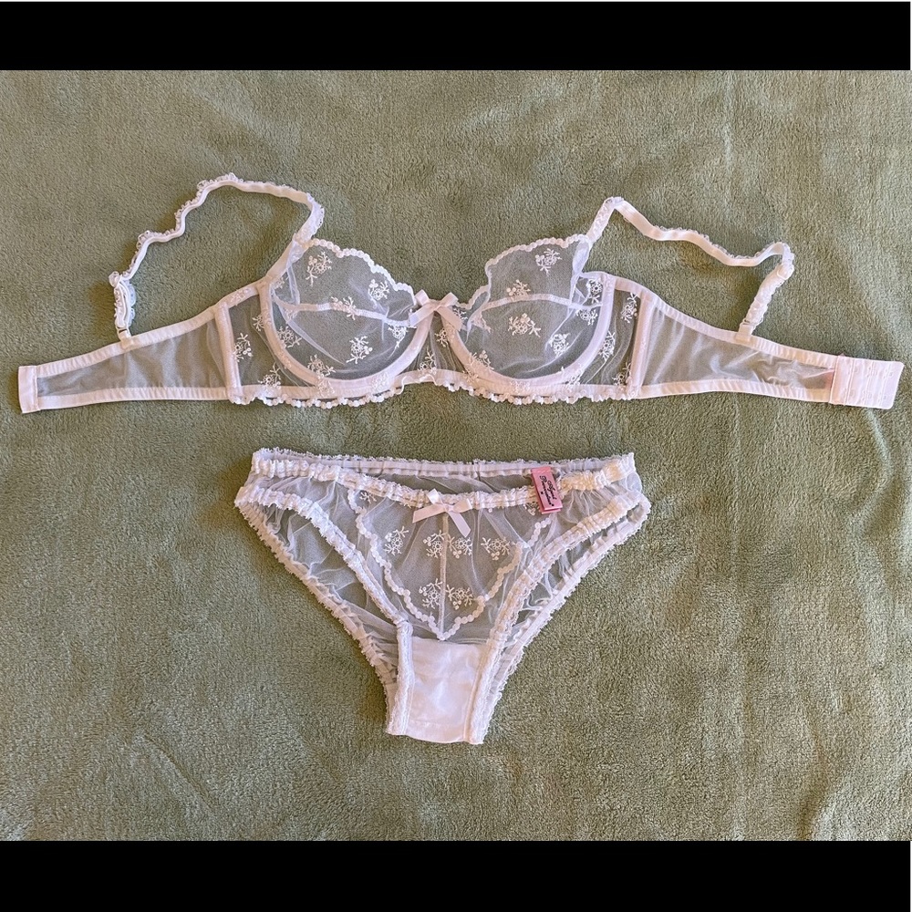 Vintage white lace AP bra/bikini set.